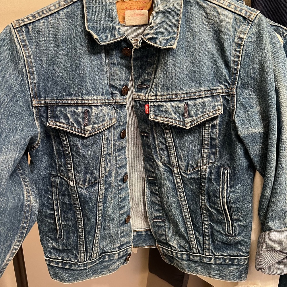 Levi’s classic jean jacket fits women’s xs-s best